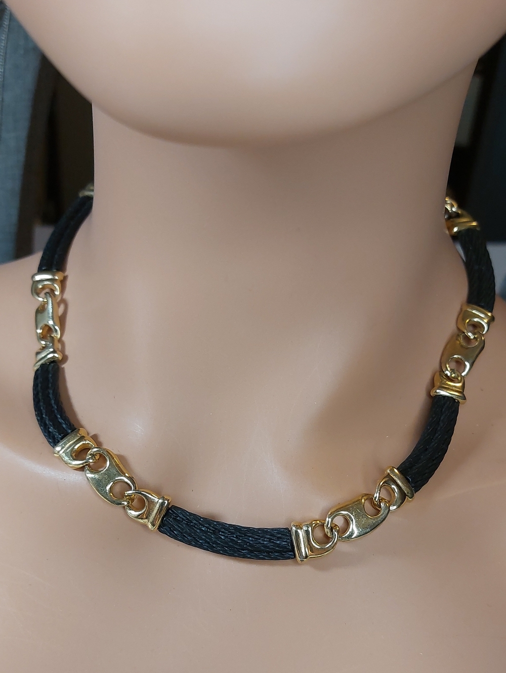 💚5/$25 Vintage 90s Gold & Black Multi-Cord Station Collar Necklace 17"
